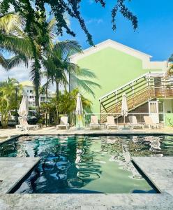 圣吉尔莱班热带公寓酒店的房屋前的游泳池