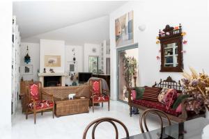 帕特雷Kastelokampos Art House的客厅配有沙发、椅子和壁炉