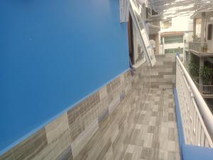 胡志明市An Chi Hotel的蓝色天空建筑中的楼梯间