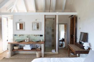 贝赫尔-德拉弗龙特拉卡萨拉西埃斯特酒店的浴室设有2个水槽和镜子