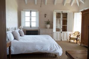 贝赫尔-德拉弗龙特拉卡萨拉西埃斯特酒店的卧室配有白色的床和椅子