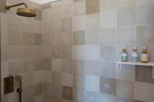 贝赫尔-德拉弗龙特拉卡萨拉西埃斯特酒店的一间带淋浴的浴室和瓷砖墙