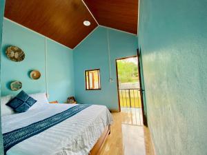 河江Tay Farmhouse的一间卧室设有一张床和蓝色的墙壁