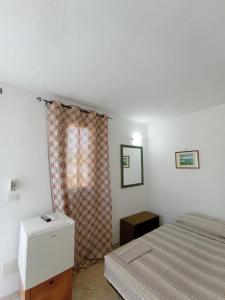 切萨雷奥港Stanze Agli Ulivi的一间卧室设有一张床和一个窗口