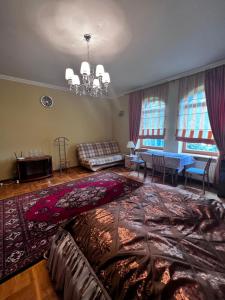 叶尔加瓦Spacious rooms in peaceful Jelgava area的客厅配有沙发和桌子
