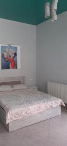科布列季Гостевой дом в центре города的卧室配有一张挂在墙上的床铺
