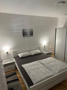 维舍格勒Apartman Samardžić的一间卧室配有一张带2个床头柜的大床