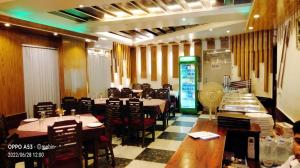 库克斯巴扎Shahjadi Resort的一间在房间内配有桌椅的餐厅