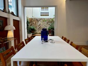 比亚里茨Maison MAÏTÉ, au cœur de Biarritz的一张白色桌子,上面有蓝色瓶子