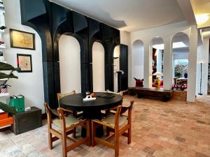 比亚里茨Maison MAÏTÉ, au cœur de Biarritz的一间用餐室,配有黑色的桌子和椅子