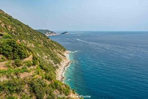 坎皮利亚马里蒂马Casa Giulia, Trekking and Nature的从山崖上欣赏到海洋美景
