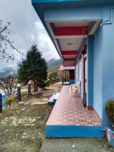 拉瓦格拉The Himalayan Resort的一条蓝色的建筑,在人行道上设有长凳