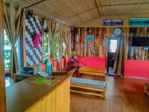 拉瓦格拉The Himalayan Resort的房屋内的厨房和客厅