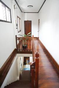 琅勃拉邦Villa Visay II的大楼内带楼梯的走廊