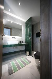 斯基亚索斯镇ROYAL VIEW VILLAS的带浴缸、水槽和镜子的浴室