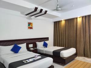 库克斯巴扎Shahjadi Resort的酒店客房 - 带两张带蓝色枕头的床
