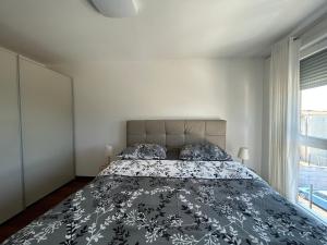 普拉Apartment Matea的一间卧室配有一张带黑白色床罩的床。