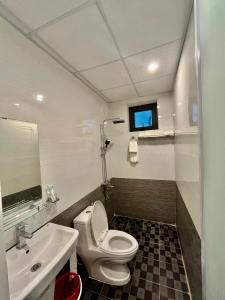 峰牙Phong Nha Moonlight Villas的浴室配有白色卫生间和盥洗盆。