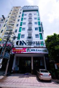 永隆ONE HOTEL的前面有停车位的建筑