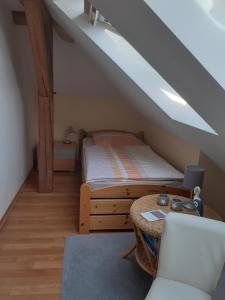 Bad RehburgFerienwohnung Tölle的阁楼上的卧室配有床和桌子