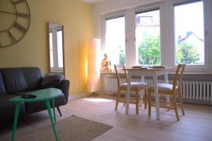 希尔德斯海姆Akram Appartement II - Studio - Zentral und Ruhig的客厅配有沙发和桌椅