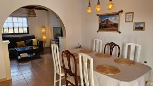 廷达亚Vivienda sostenible, vistas espectaculares的一间带桌子的用餐室和一间客厅