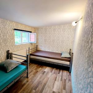 布加勒斯特Hostel Monument的一间卧室设有两张双层床和一扇窗户。
