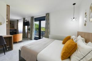 格拉博瓦茨Villa Elena的卧室配有一张带黄色枕头的大型白色床。