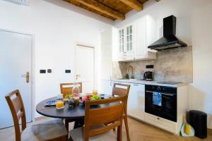 锡尼Apartments Allegra的厨房配有桌子和炉灶。 顶部烤箱