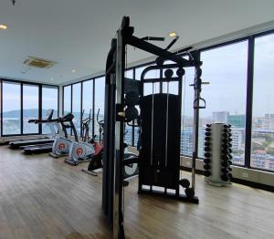 哥打京那巴鲁Sky homestay的带有氧器材的健身房,位于带窗户的大楼内
