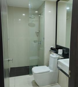 哥打京那巴鲁Sky homestay的一间带卫生间和玻璃淋浴间的浴室