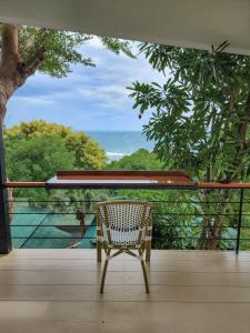 Haad SonHaadson Resort & Koh Raham的美景阳台的藤椅