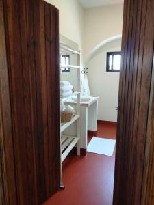 ArregaQuinta do Passal的浴室设有白色水槽和镜子