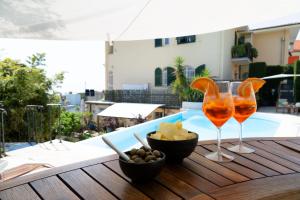 阿尔比索拉马里纳Casa Milena elegante dimora con piscina privata的一张桌子,上面放着两杯酒和一碗食物