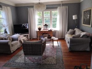 拉赫蒂Villa Anna的客厅配有沙发、椅子和电视