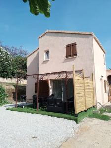Sorbo-OcagnanoTrès belle maison F3- 63 m² en Corse的房屋设有大窗户和庭院