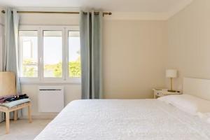 锡富尔勒普拉日Villa Echauguette, Chambre et toilette privee Maison partagee avec la proprietaire的白色的卧室设有床和窗户