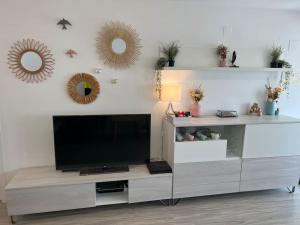德尼亚Apartamento cerca de la playa的客厅配有平面电视和镜子。