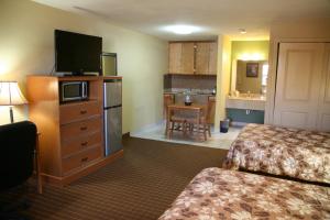 布伦纳姆科奇莱特旅馆的酒店客房设有两张床和电视。