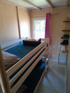 阿尔让河畔皮热6/8 pax COTTAGE - Oasis Village的小型客房设有一张双层床,配有窗户