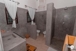 Angel Double Rooms In Garoda的一间浴室