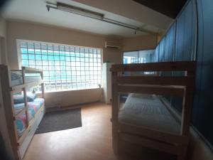 开普敦Home Away on Plein的客房设有两张双层床和一扇窗户。