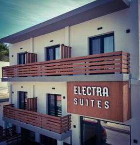 萨莫色雷斯Electra Suites的带有读电子套房标志的建筑