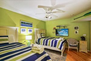 克利尔沃特Oceanside 302的一间卧室配有两张床和吊扇