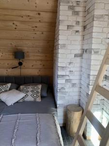 穆扎希赫尔RELAS - przytulny domek z dwoma sypialniami i antresolą的小木屋内的一个床位