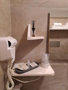 RoccavivaraHotel Lo Smeraldo的浴室内架上的电话