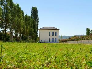 RinasNerium Garden Inn Tirana Airport的草场上的白色小房子