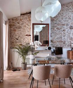 昂蒂布L appartement de Manon, centre historique du vieil Antibes的客厅配有桌椅和镜子