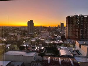 圣罗莎Departamento Rivadavia的日落时分城市美景