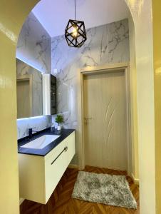 马斯喀特Deluxe Apartment的一间带水槽和镜子的浴室